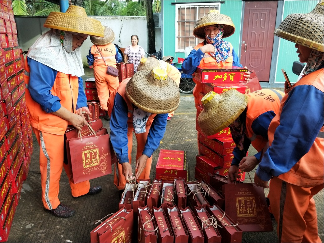 ? ?“中秋佳節(jié)、情暖職工” ? ? ? ? ?-----明佳集團(tuán)黨支部及工會組織開展中秋慰問活動